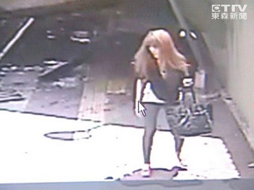 台铁基隆站旁天桥倒塌长发妙龄少女掉落摔伤