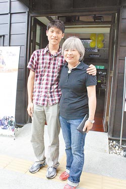 �вͱ㵱����ĸ��̨��һ�Ա�֢ѧ�����Т��ģ