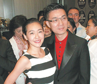 小S与老公互喂面包晒恩爱笑称愿意送爱女给大S