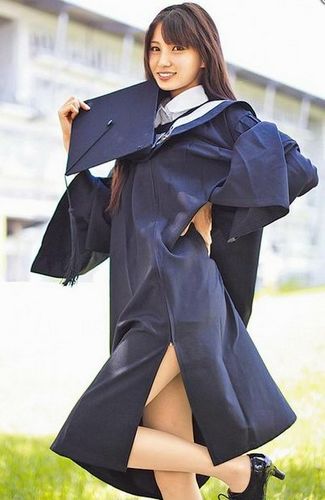 台湾一校花学士服露美腿网友惊呼:极品(图)