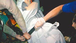 台男子山中打猎惊见棉被裹腐尸疑遭人杀害弃尸