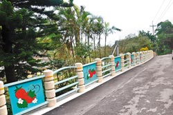 台北街头特色护栏吸睛草莓、茶壶成主题