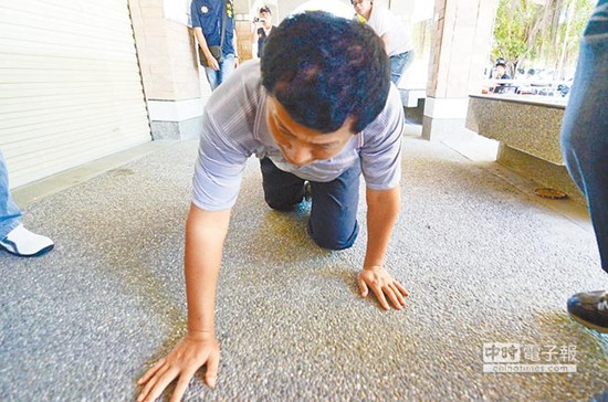 台湾官员酒驾撞死两兄妹跪爬进灵堂家属不领情