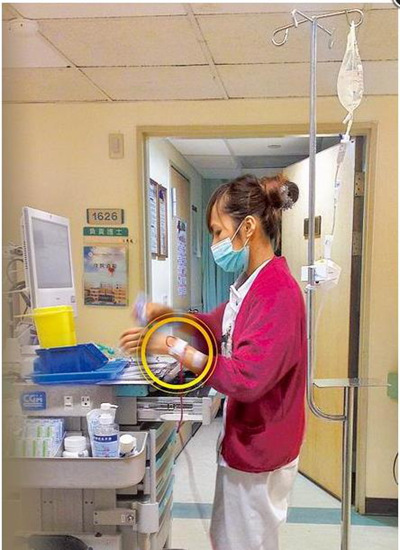 工作太苦招不到人台湾花莲女护士打着点滴上班