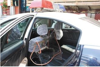 台湾醉汉酒后闹事与人打架辱骂警察更踹坏警车