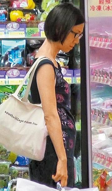 马英九女儿素颜现身菜市场小腹微凸似已有身孕