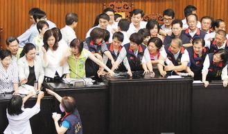 台报批:立法机构上演暴力冲突这就是民主?