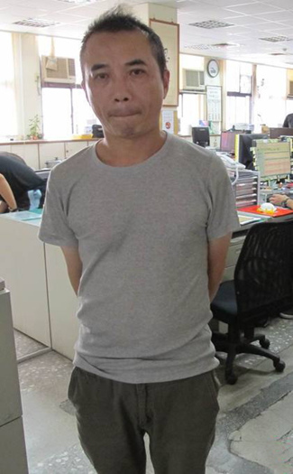 台半百男子假冒大学生教室偷钱长相太老被识破