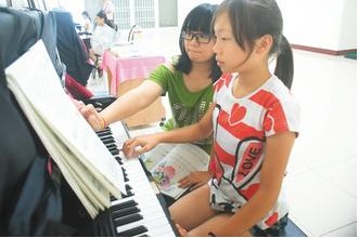 台湾高雄贫困孩子学琴梦热心人士捐钢琴