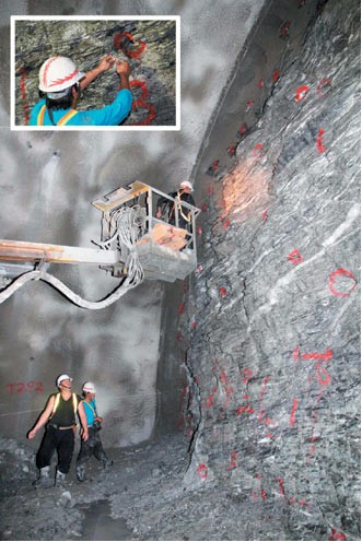 爆破炸山粉尘漫天直击台湾苏花公路改造工程
