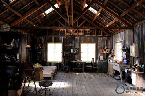 小屋的每个角落,即便只是电影的一个场景,摆饰却一点都不马虎.