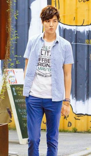 韩国人气明星李敏镐抵台女粉丝热情追星(图)