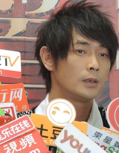 黄品源背债6000万照单全收放手前妻各自飞(图)