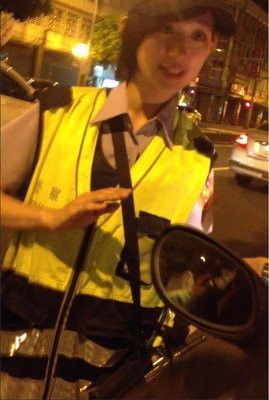 台北大眼短发女警超萌网友想揪团找其“临检”