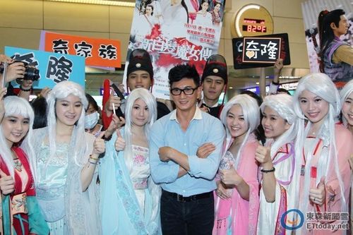 吴奇隆童颜冻龄回台湾遭“白发魔女”包围(图)