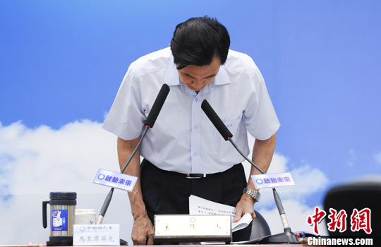 马英九鞠躬道歉不容军中滥权致死悲剧再度发生