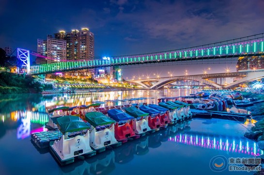 碧潭吊桥:台湾首座会唱歌跳舞的吊桥夜晚迷人