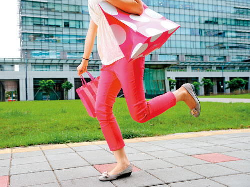 平底鞋比高跟鞋安全吗?薄底不吸震也伤脚