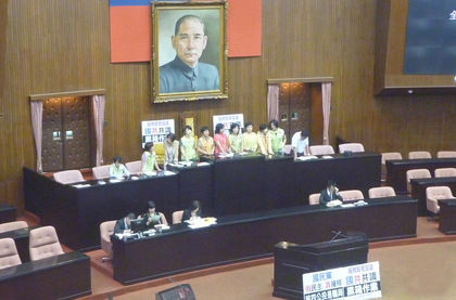 绿营民代霸占主席台台立法机构再次空转(图)