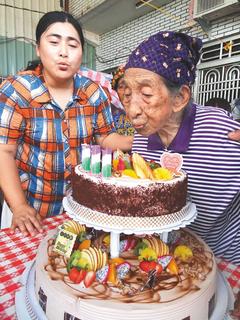 鲁凯族111岁人瑞庆生孙女赞“永远的林青霞”