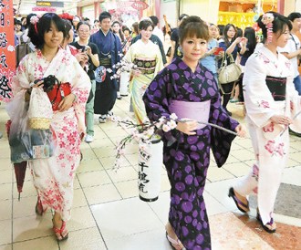 台北地下街吹日本风浴衣祭推艺妓舞姬扮装游行