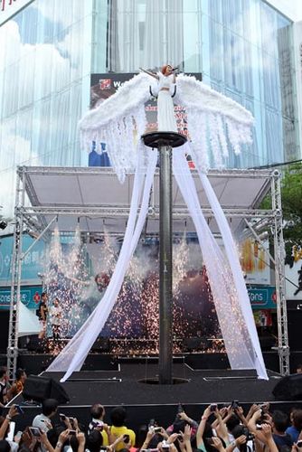 杨丞琳天使造型10米高台唱歌避谈七夕会王子