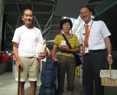 庆七夕台湾高铁嘉义站赠送乘客巧克力(图)
