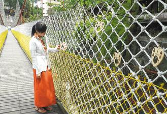 台湾一吊桥上悬挂“爱情盐”被偷光情侣气愤
