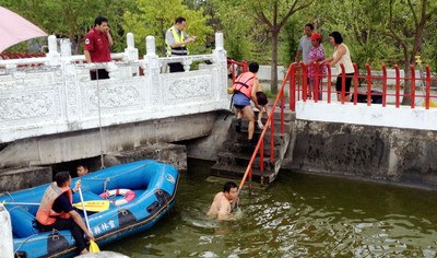 ̨��һ�Խ��8����Ⱥ������ͬһˮ�أ�ͼ��