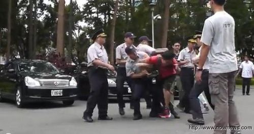 台民众闯行政机构抗议泼漆警方阻拦采访记者遭批