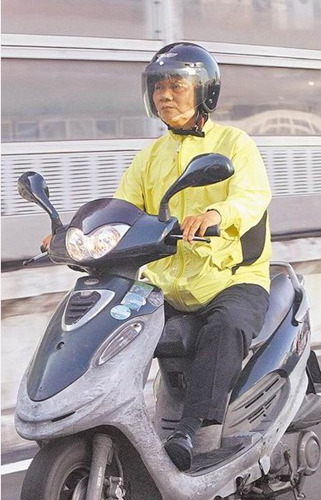 台湾名厨阿基师年赚千万月花5000骑摩托赶通告