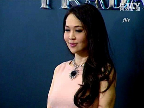 三胞胎将满周岁连战长女尽显女强人温柔的一面