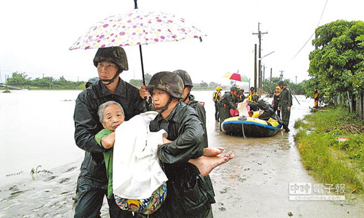 暴雨来袭台军抢救百余安养老人“救到没气力”
