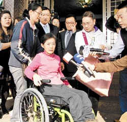 吴淑珍探陈水扁撞伤脚骨须上石膏治疗3个月(图)