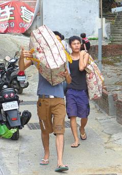 基隆2000吨巨石摇摇欲坠山下商家生意冷清擦玻璃