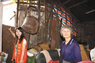 台湾独居阿婆老伴刚过世住竹筒屋墙上破大洞