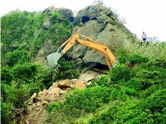 基隆2000吨巨石连续3天敲除“碎石计划”将完成