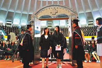 ̨��һ����ѧ��ɫӭ��������ߵ������������