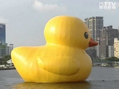 大黄鸭在高雄首度下水试航民众踩爬艺术品遭批
