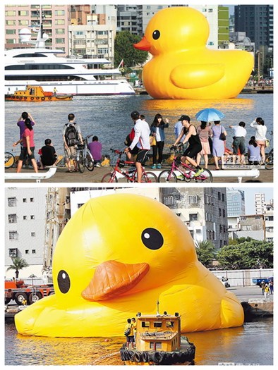 超萌大黄鸭中秋游进高雄港已做好台风防御(图)