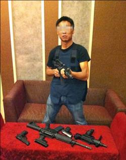 男子社交网络秀枪耍狠友人吐槽:模型枪还我