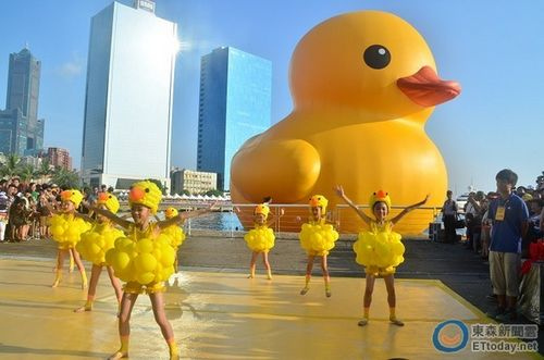 大黄鸭正式游入高雄港吕秀莲忧塑胶布危害健康