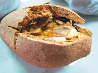 妇人被天降果实砸破头果树有6层楼高(图)