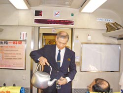 台铁冲茶达人5秒翻盖倒水忧绝技生疏站床上练习