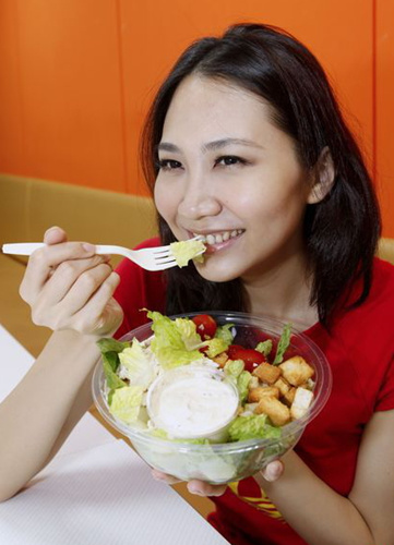 台媒称女性吃蔬果减肥当心常打饱嗝、猛放屁