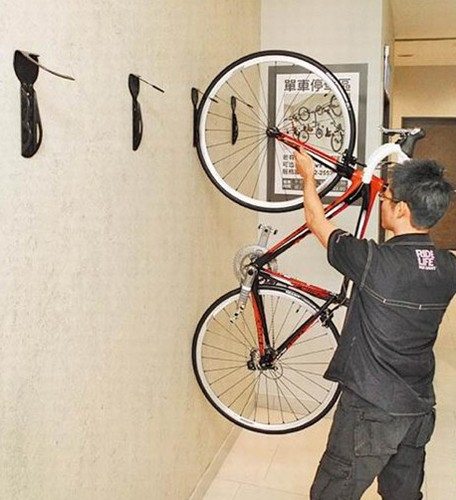 台北一女厕墙壁可挂自行车被赞人性化(图)