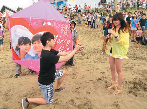 风筝上印与女友甜蜜合照男子沙滩浪漫求婚(图)