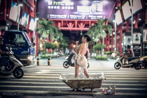 美女闹市街头拍浴缸照爆红唯美大胆人气暴涨(图)
