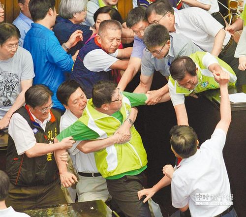 台立法机构开议总是吵闹“行政院长”别想上台