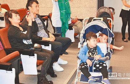 台推出“婴儿车电影院”爸妈可随意喂奶说话(图)